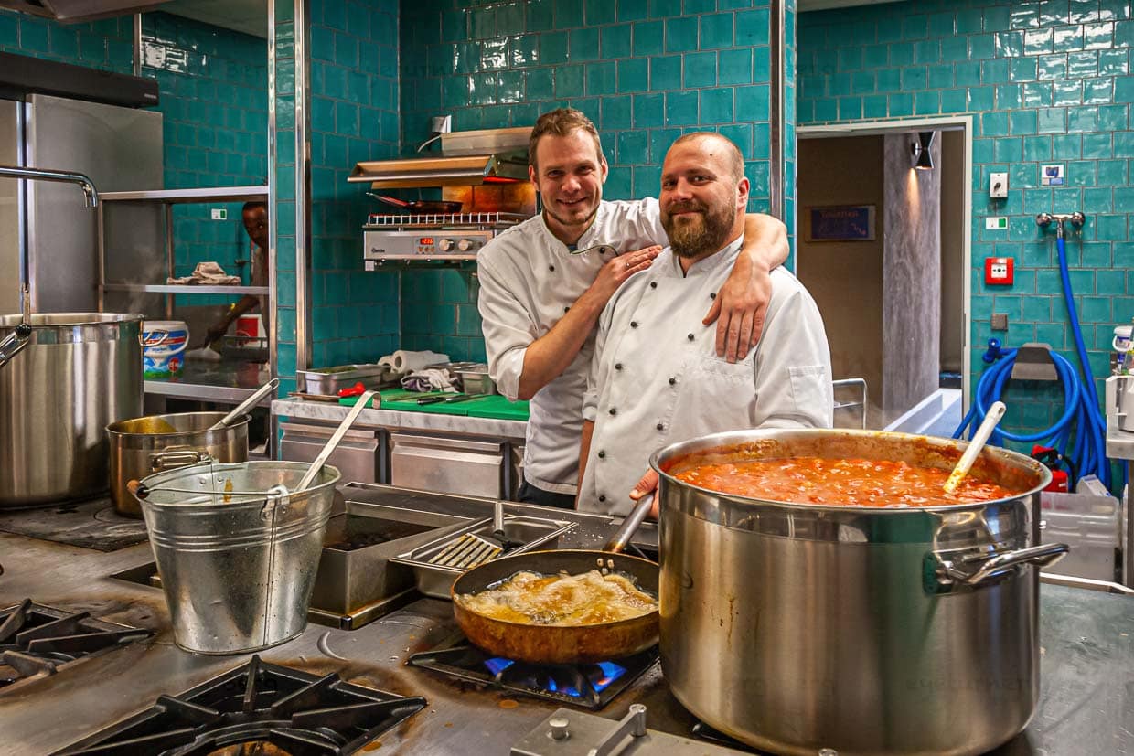 Glückliche Köche trotz Documenta-Dauereinsatz. Mit fünf Köchen wird an sieben Tagen in der Woche im Restaurant Renthof Mittagstisch und Abendessen angeboten. Da hört der Topf nie auf zu brodeln! / © Foto: Georg Berg