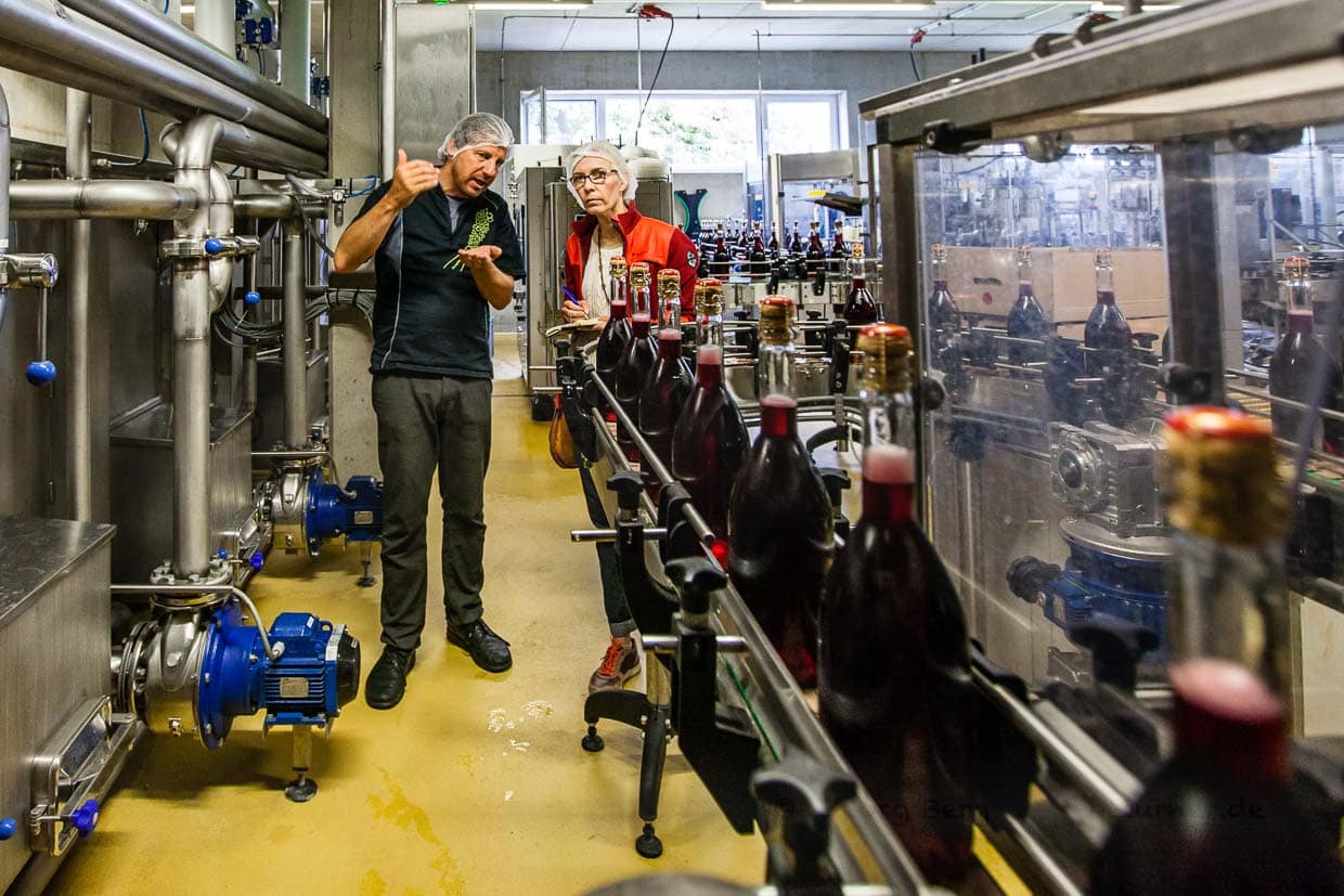 Hier wird der Klassiker Rotfruchtig auf die Flasche gezogen / © Foto: Georg Berg