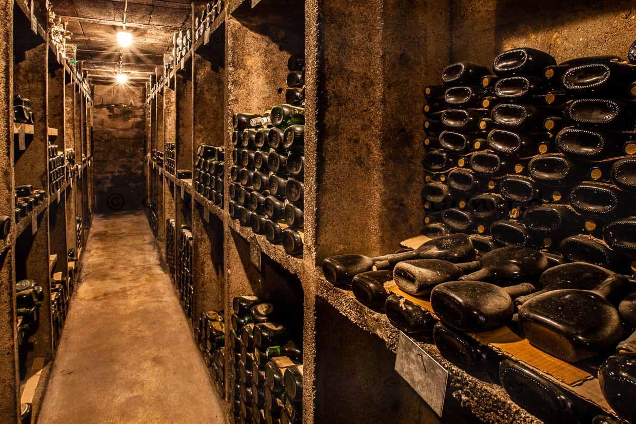 Blick in die Wirsching-Schatzkammer. Hier lagern Bocksbeutel vieler Jahrzehnte / © Foto: Georg Berg