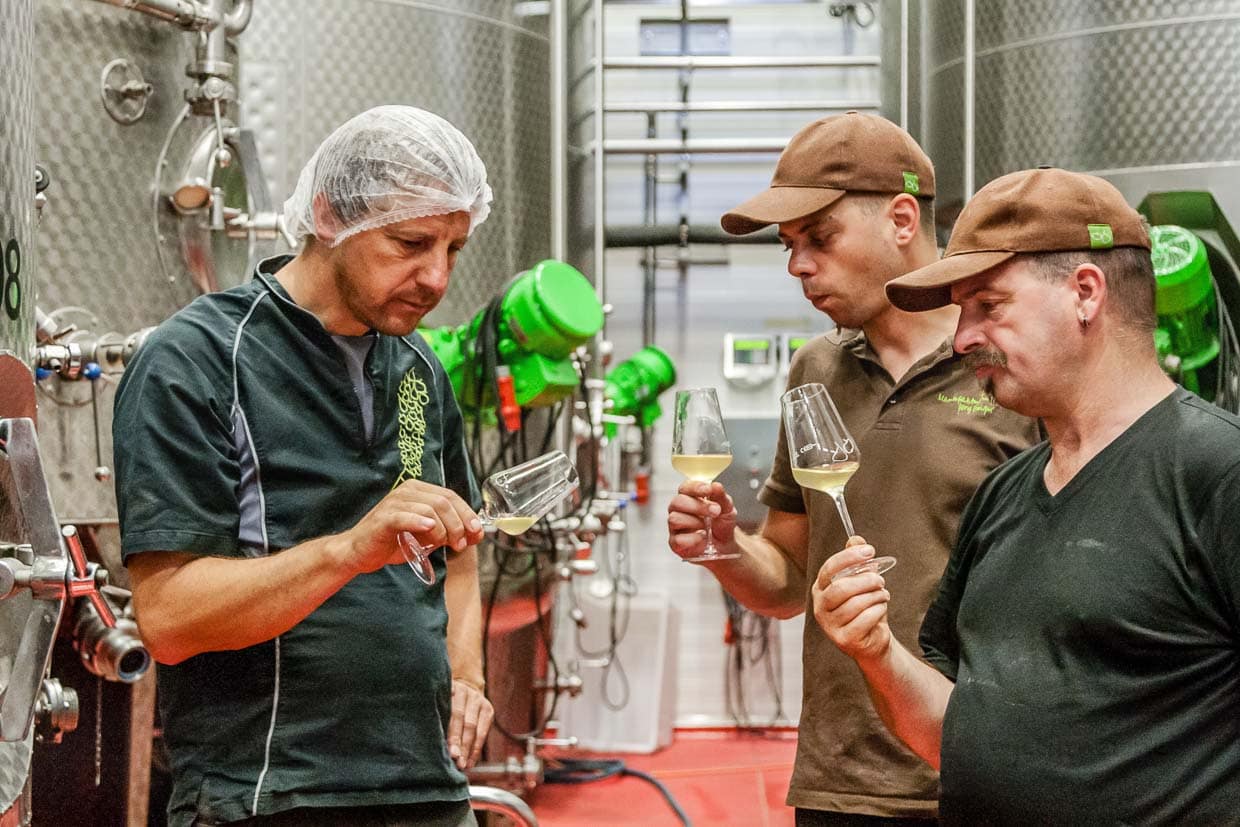 Die Abstimmung von Cuvée Nr. 22, gemeinsam mit Fruchtsafttechniker Martin Wolf und dem gelernten Koch Martin Recher – beide Geheimnisträger der Rezepturen / © Foto: Georg Berg