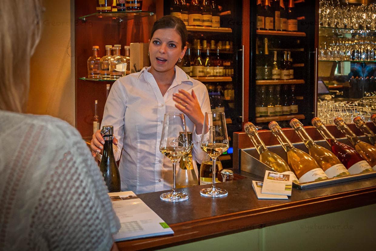 Mitarbeiterin Lorena Weinmann führt uns durch das umfangreiche PriSecco Sortiment / © Foto: Georg Berg