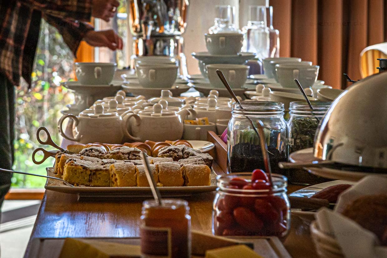 Tee, Kuchen und natürlich eine Käseauswahl steht für die Hotelgäste am Nachmittag bereit / © Foto: Georg Berg