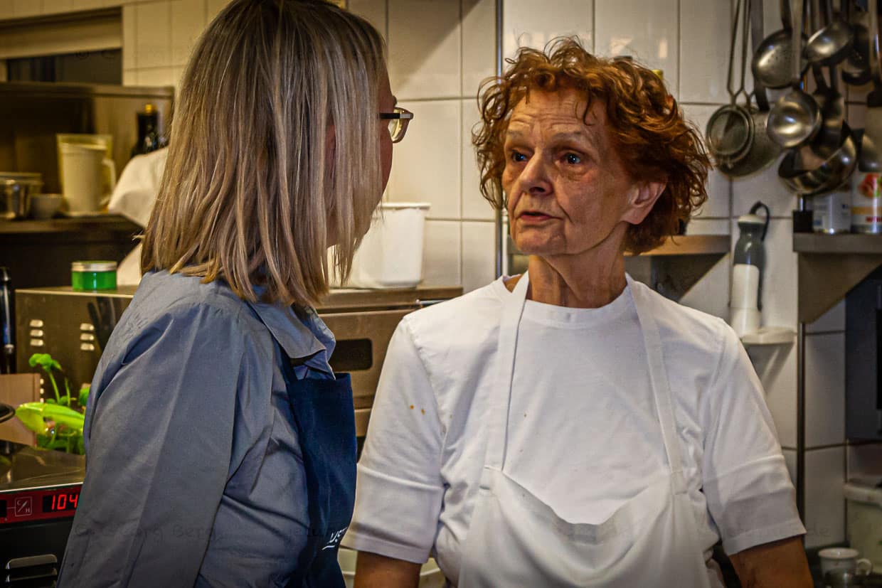 Erna Metzler – Namensgeberin für das Ernerle - ist immer noch täglich in der Küche präsent. Im Küchengespräch erzählt sie, dass ihr Vater bestimmt hat, was aus den Töchtern wird. Ihre Schwester ging in den Service, sie in die Küche. Als Autodidaktin war Erna Metzler dann so erfolgreich, dass sie für das Restaurant mehrere Hauben (so lauten in Österreich die Wertungen des Gault Millau) erkochte / © Foto: Georg Berg