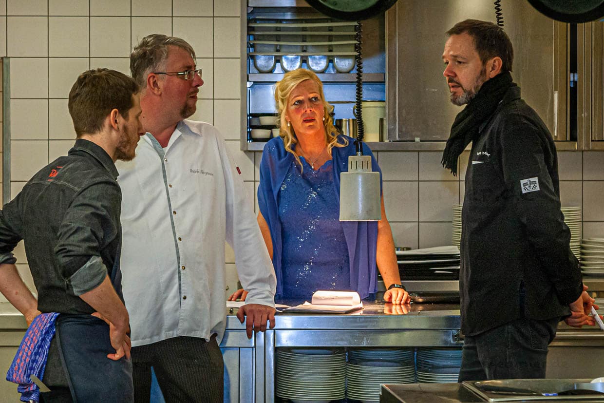 Von hier aus werden bald fünf Gänge für 100 Gäste geschickt. André Siegmann, Karin Brockmeier und Marco Müller sind bereit / © Foto: Georg Berg