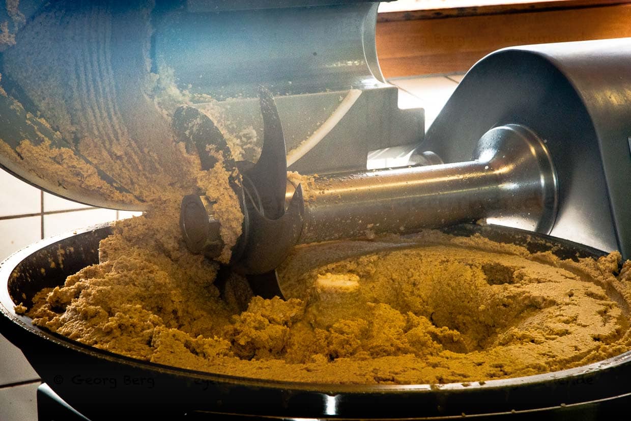 Hier dampft frisch zerkleinertes Soja-Miso vor sich hin / © Foto: Georg Berg