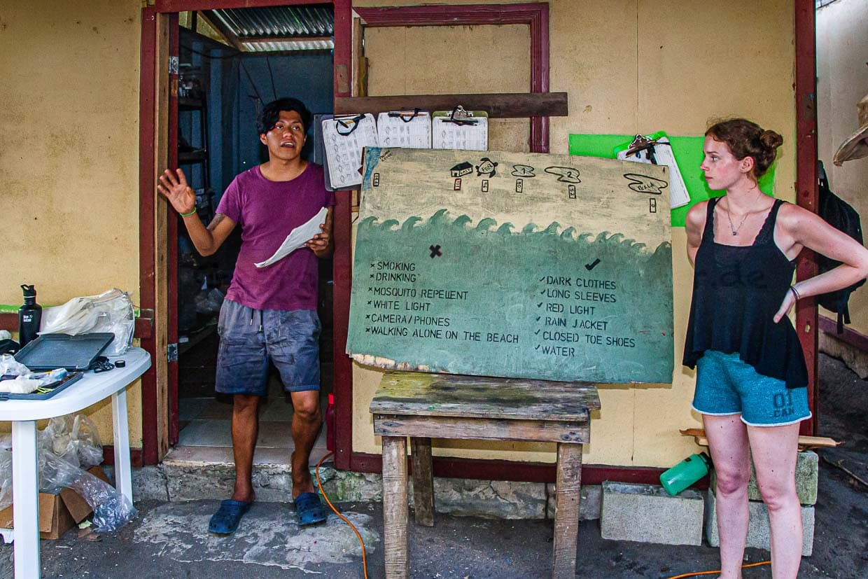 Die Regeln am Strand sind verbindlich und passen auf eine Tafel. Scientist Fabian Carrosco und Research Assistant Grace Kibblewhite beim Einführungsvortrag / © Foto: Georg Berg