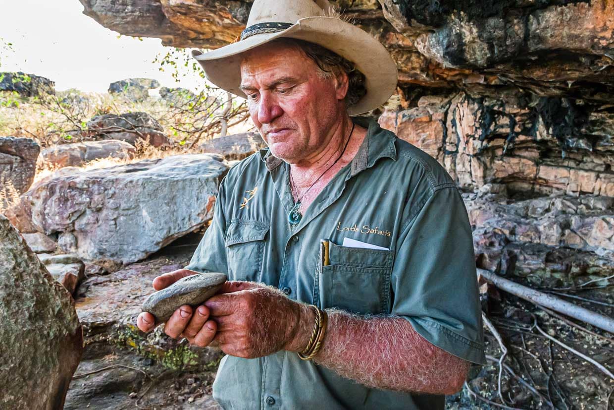 Ergonomisch geformter Faustkeil. Das Steinzeit-Handy liegt glücklicherweise wieder an seinem ursprünglichen Fundort. Ein amerikanischer Tourist hatte ihn vor ein paar Jahren mitgehen lassen und damit großes Unheil angerichtet. Im weit entfernten Tasmanien ist der Dieb kurz darauf von Sab gestellt worden, der sich sich an dessen Reisepläne erinnert hatte / © Foto: Georg Berg