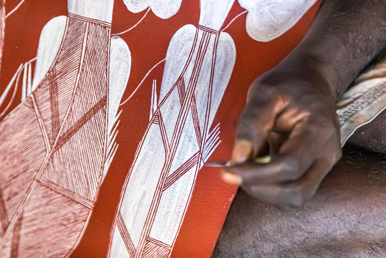 Künstler lassen sich von den klassischen Felsmalereien zu ihren Bildern inspirieren. Der feine Pinsel besteht aus den Fasern einer Schraubenpalme / © Foto: Georg Berg