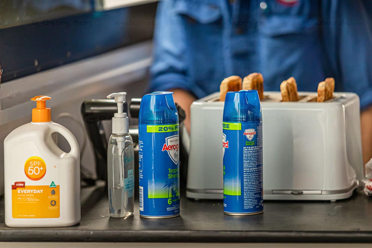 Sonne und Mücken sind vielleicht nicht so gefährlich wie Krokodile. In Australien sind Schutzlotionen allgegenwärtig / © Foto: Georg Berg