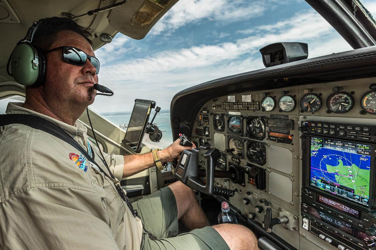 Pilot Dave am Steuerknüppel seines Wasser-Flugzeugs, mit dem er sowohl auf festen Rollfeldern als auch auf Füssen und Seen starten und landen kann / © Foto: Georg Berg
