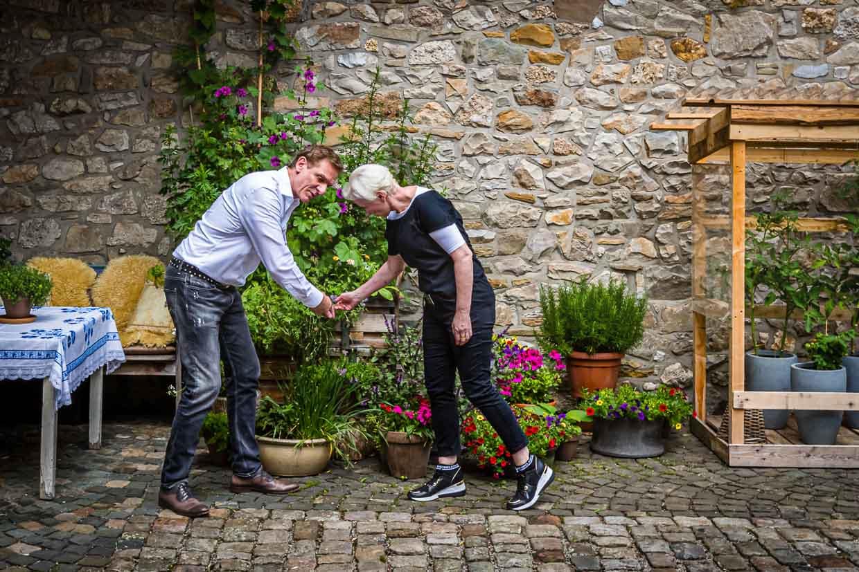 Accessoires aus dem eigenen Garten. Su und Bui Vössing suchen nach passenden Blüten für die Dekoration der Gerichte im Kochbuch / © Foto: Georg Berg