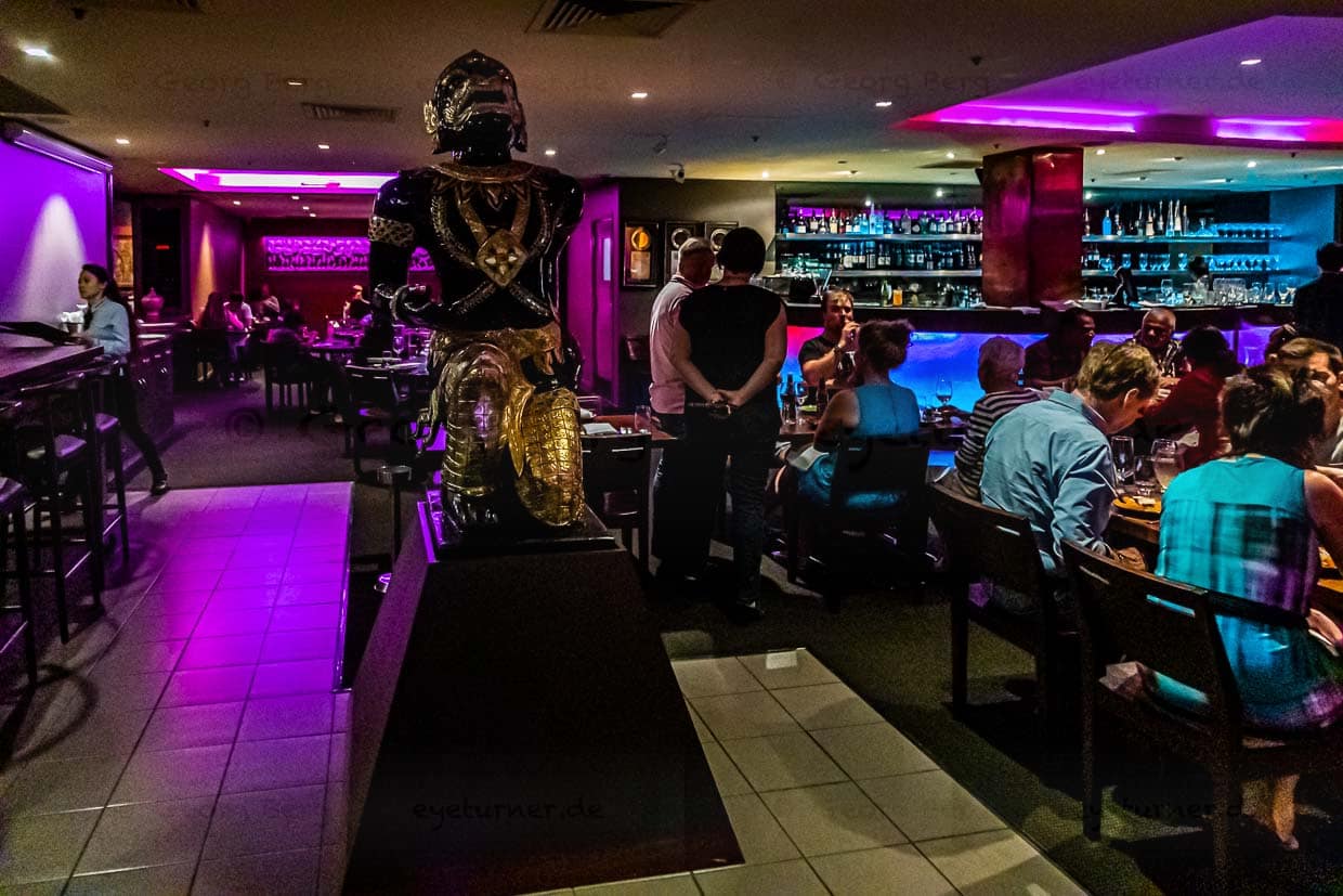 Die Kleiderordnung ist im tropischen Darwin fast überall leger. So auch im Hanuman / © Foto: Georg Berg