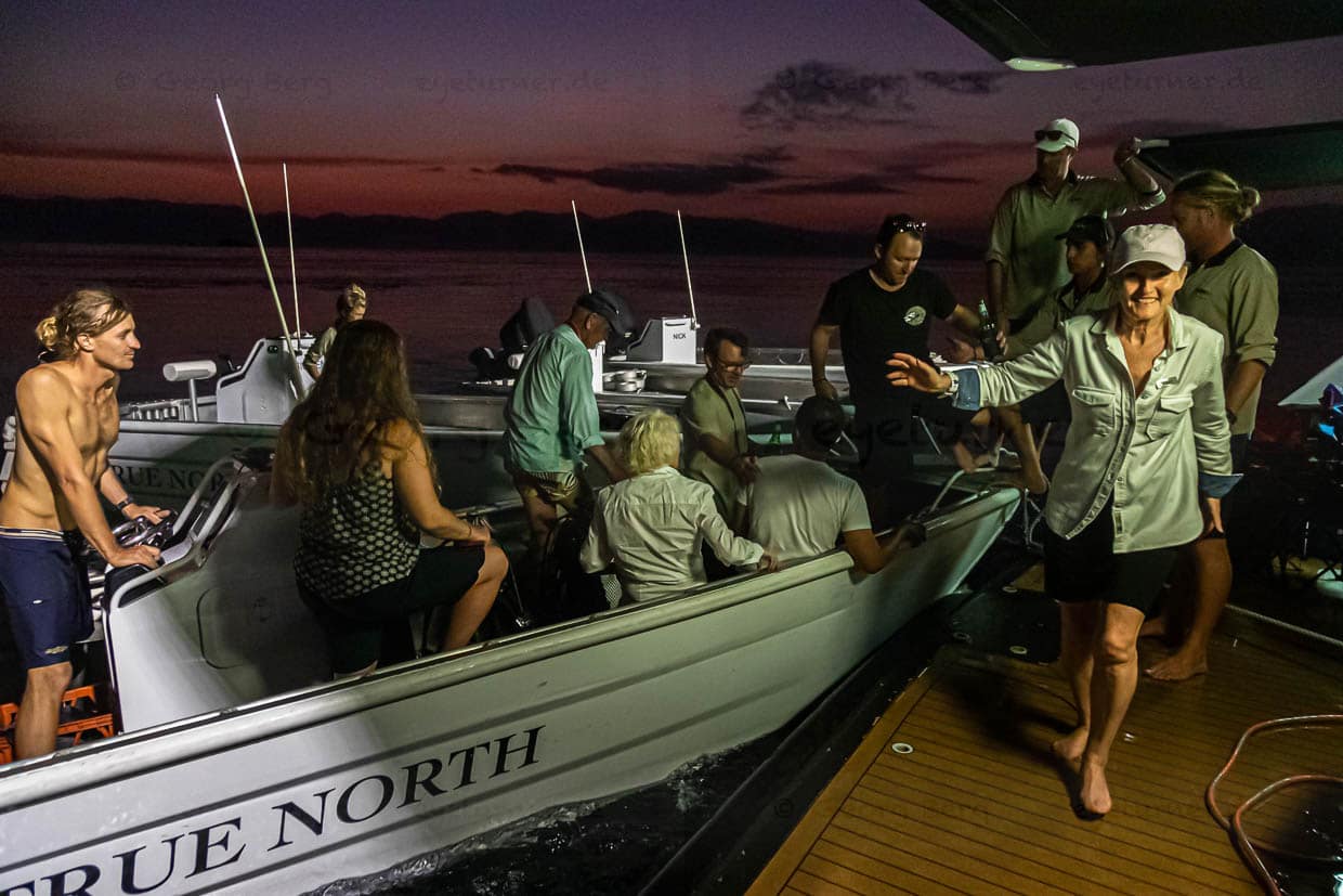 Die Beiboote kehren zurück und die Gäste können sich an den fürs Abendessen gedeckten Tisch begeben / © Foto: Georg Berg