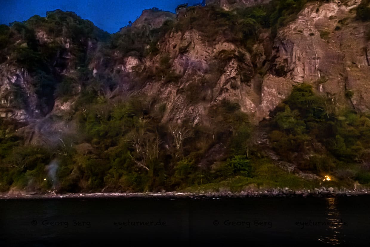 Der Batu Tara Vulkan auf der Insel Komba stößt regelmäßig Lavaschlacken aus, durch die in der Vegetation kleine Feuer entstehen / © Foto: Georg Berg