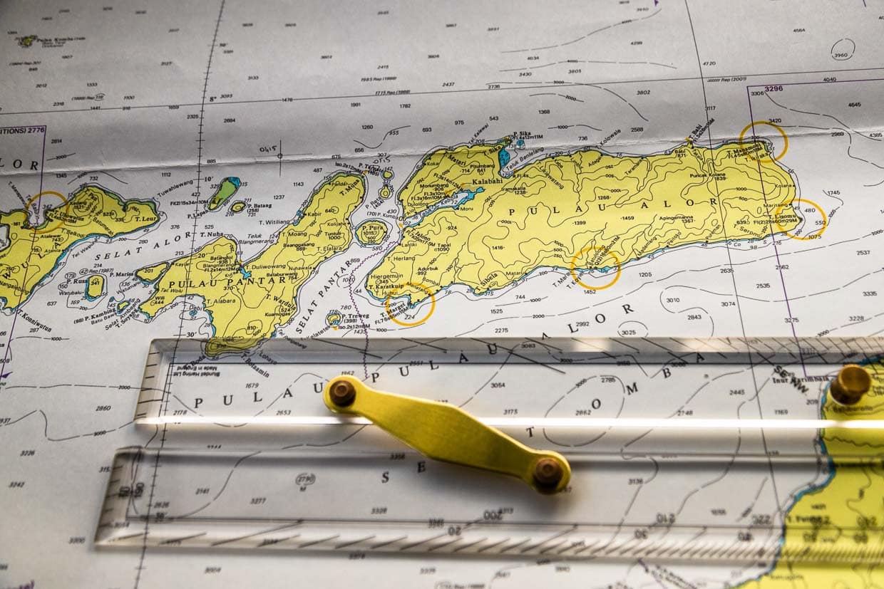 Seekarten aus Papier haben auf der True North nicht ausgedient, denn alle sicherheitsrelevanten Systeme sind mehrfach vorhanden. Der Kurs wird dennoch traditionell mit Bleistift und Lineal eingetragen / © Foto: Georg Berg
