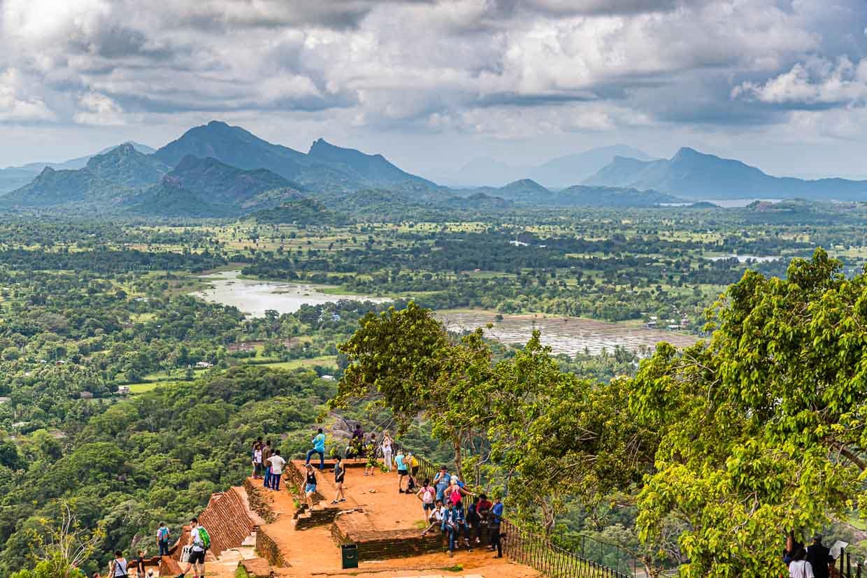 Atemberaubender Blick von der Felsenfestung Sigiriya über Reisfelder und in der Ferne liegende Gebirgszüge / © Foto: Georg Berg