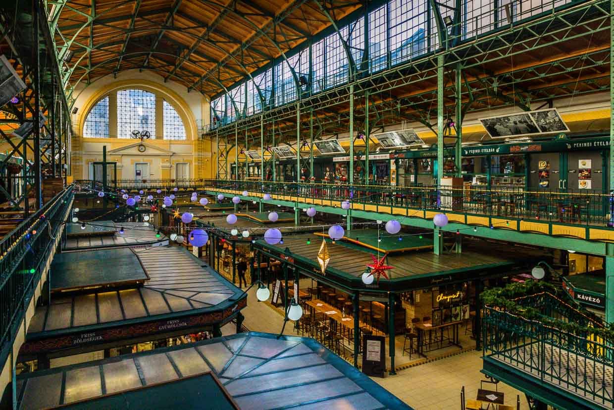 Über zwei Ebenen erstreckt sich das kulinarische Angebot im Hold Street Market. Anders als beim Konzept der Food Courts, bei dem sich Anbieter alle Sitzgelegenheiten für ihre Gäste teilen, hat im Hold Street Market jeder Gastronom seinen eigenen Sitzbereich / © Foto: Georg Berg