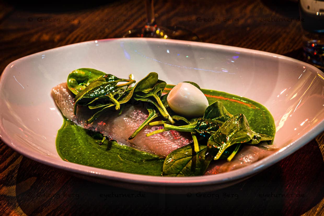 Forelle sous-vide mit Babyspinat und Wachtelei / © Foto: Georg Berg