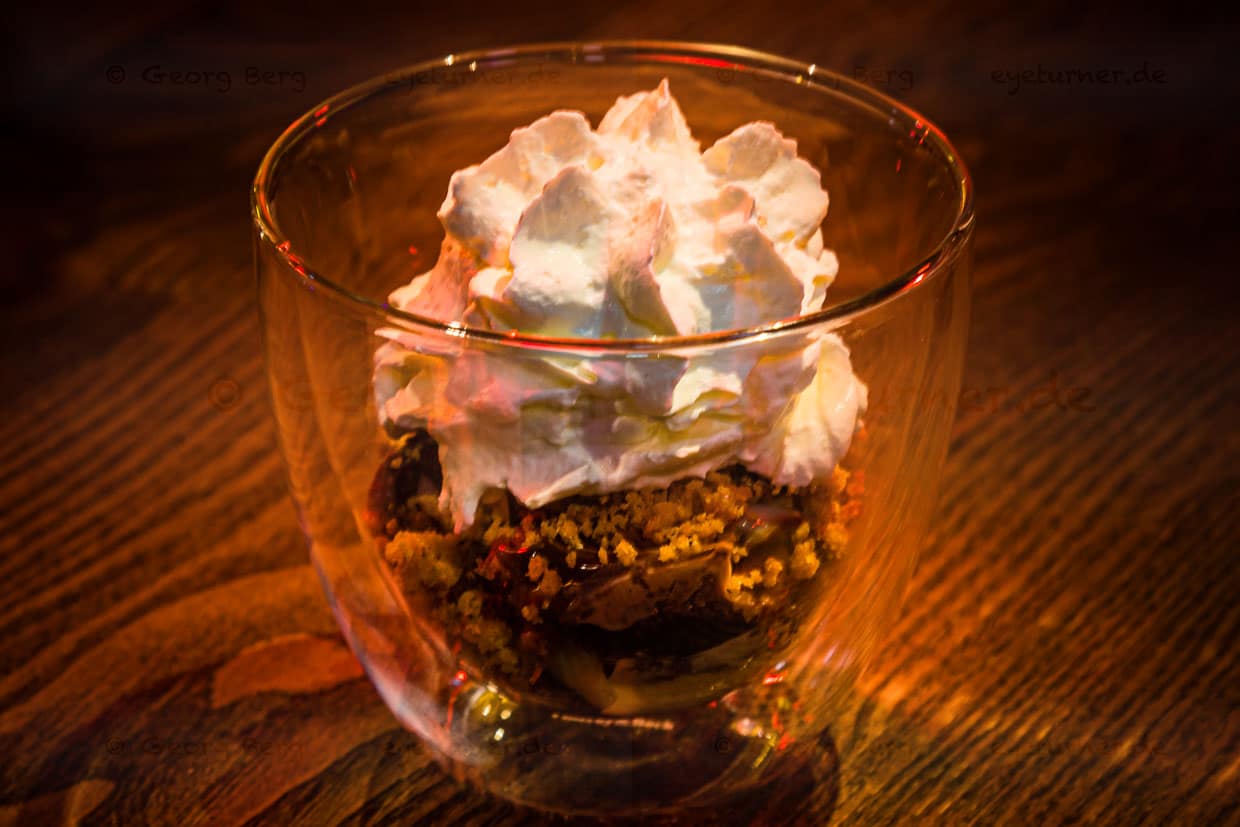 Somló sponge cake oder Somló Galuska ist ein traditioneller ungarischer Nachtisch aber von Tamas Szell und Szabina Szullo mit besonders vielen Texturen interpretiert / © Foto: Georg Berg