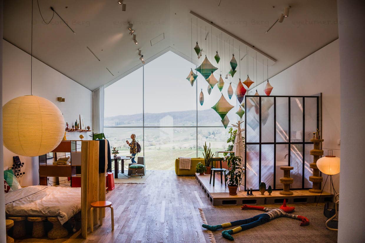 Innenansichten aus dem Vitra Haus. Die Wohnwelten von Vitra sind gespickt mit Informationen rund um die Designer und die Geschichte ihrer Möbel / © Foto: Georg Berg