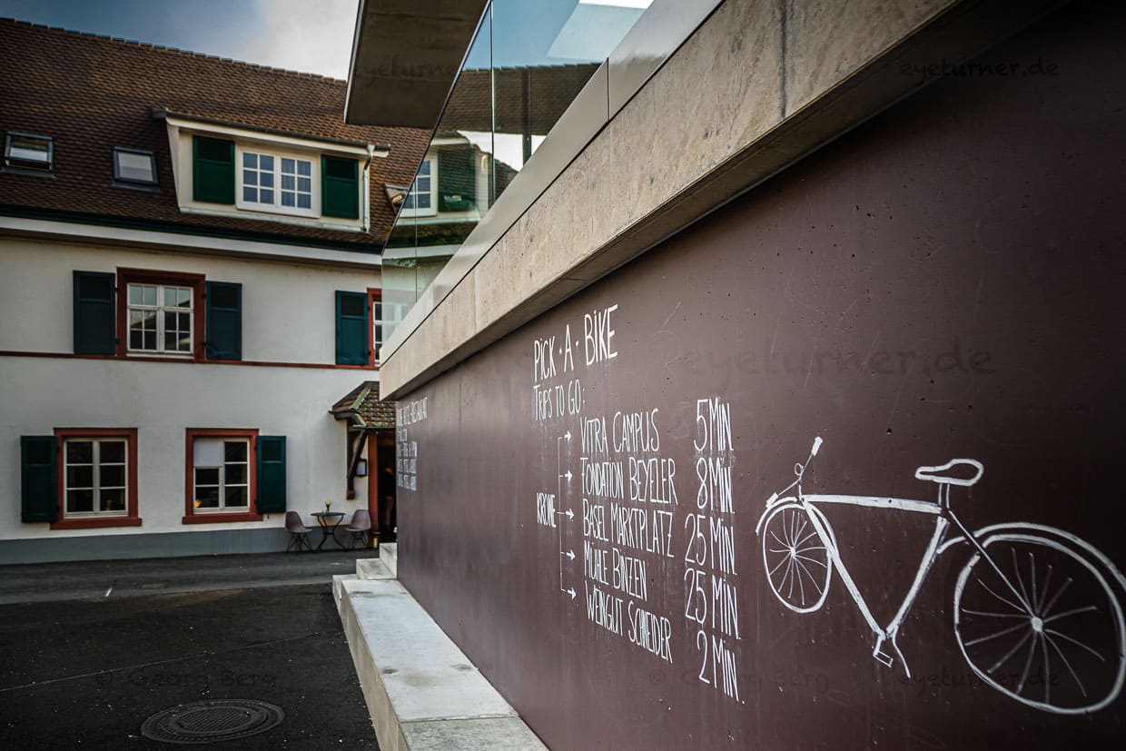 Radverleih im Hotel Krone: Skizze einer strategisch perfekten Lage: „Pick a Bike“ im Hotel Krone und in fünf Minuten bist du auf dem Vitra Campus, in acht Minuten an der Fondation Beyeler in der Schweiz und in 25 Minuten gar mitten auf dem Marktplatz von Basel. Unser erstes Ziel, ganz designorientiert, der Vitra Campus / © Foto: Georg Berg