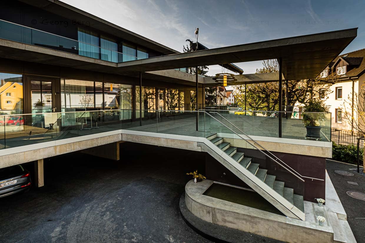 Sichtbeton war Sonja Hechlers Wunschmaterial. Das historische Fachwerkhaus von 1572 wurde durch einen attraktiven Neubau ergänzt. Architekt Osman Askari schuf aus Glas, Stahl und Beton eine offene Architektur, die die Sommerterrasse, Konferenzräume und fünf neue Gästezimmer beherbergt. Nach Privathäusern, einer Schule und einem Kirchenumbau ist das Gasthaus Krone das erste Hotelprojekt von Osman Askari / © Foto: Georg Berg