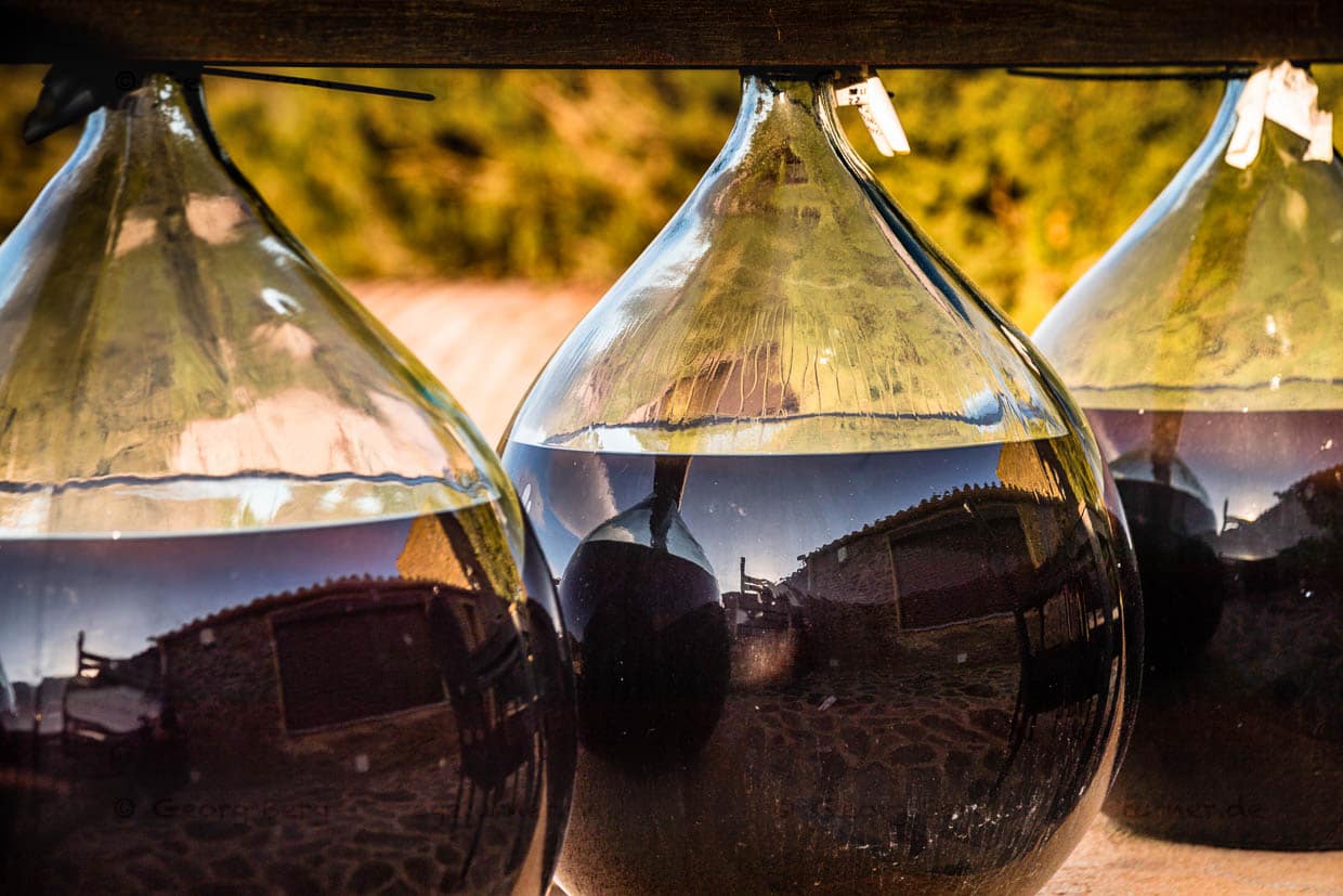 Rustikale Outdoor-Reifung. Aus der Grenache-Traube wird in drei Jahren ein Süßwein / © Foto: Georg Berg