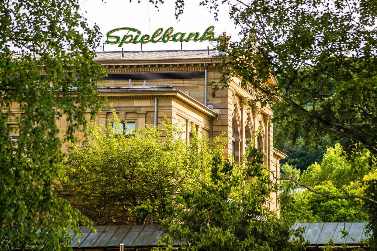 Im früheren Luitpoldbad ist heute das Spielcasino untergebracht. Für die Zerstreuung der Kurgäste, die oft viele Wochen blieben, haben Weltkurbäder wie Bad KIssingen auch luxuriöse Spielbanken errichtet / © Foto: Georg Berg