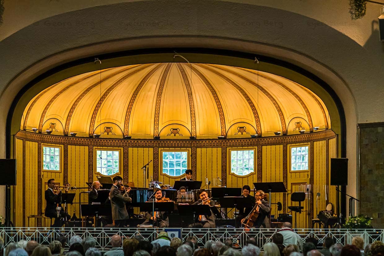 Das Salon-Orchester von Bad Kissingen besteht aus 13 Profimusikern. Die Musiker haben sich 2016 in das Guinessbuch der Rekorde gespielt mit insgesamt 727 Konzerten in nur einem Jahr / © Foto: Georg Berg