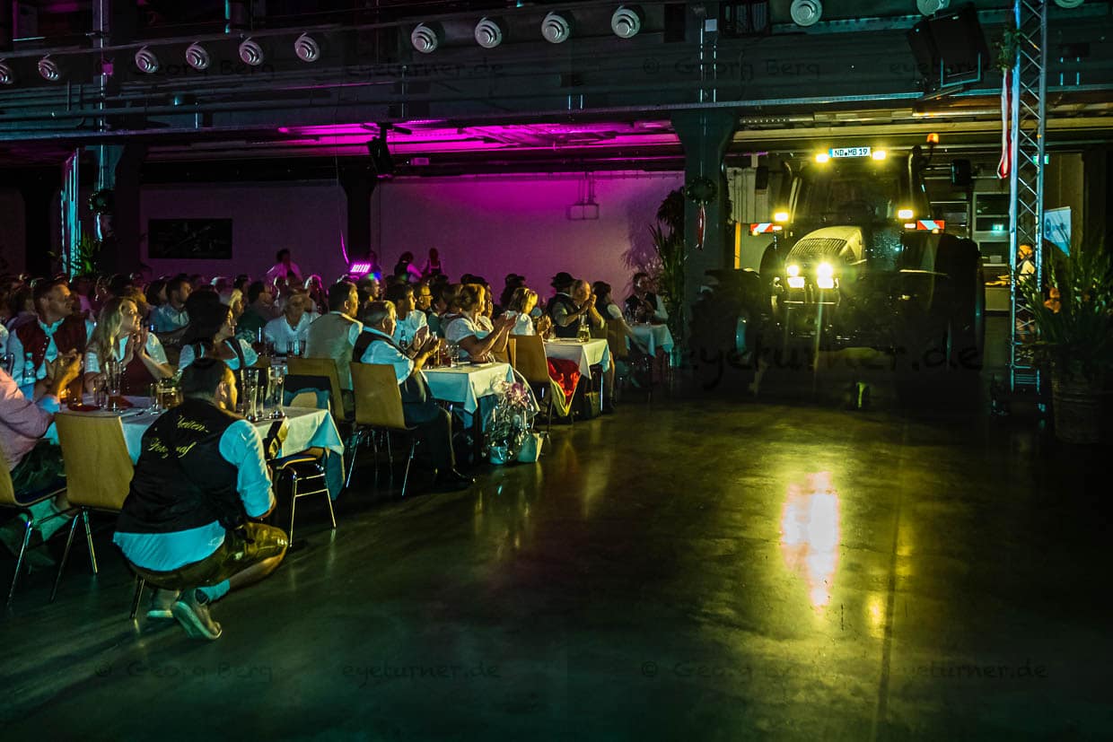 Stilechter Einzug. Die Bayerische Kartoffelkönigin 2019  Stephanie I. fährt Lamborghini / © Foto: Georg Berg