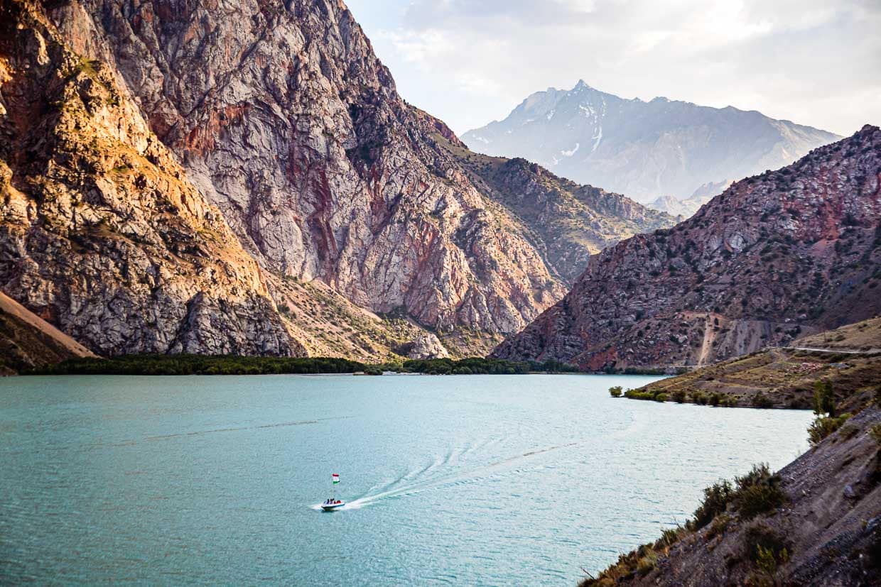 Der durch einen Erdrutsch entstandene Iskanderkul See liegt nicht weit von der tadschikischen Hauptstadt Duschanbe entfernt / © Foto: Georg Berg