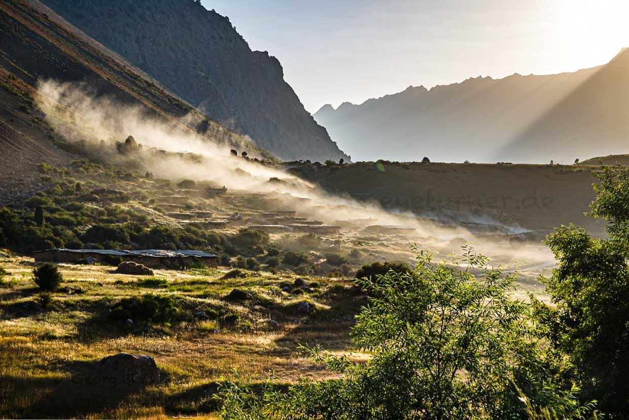Jede Menge Staub wirbeln Autos auf, die durch den kleinen Ort Sarytag in der Nähe des Iskanderkul Sees fahren / © Foto: Georg Berg