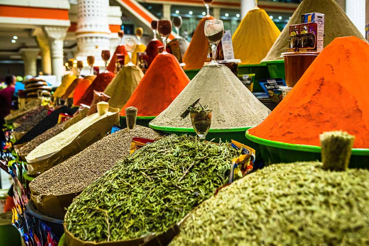 Kunstvoll in der Markthalle von Duschanbe aufgehäuft: Gewürze wie Pfeffer, Senfkörner, Paprika, Kurkuma oder - eher in kleinen Mengen versteckt – afghanischer Safran / © Foto: Georg Berg