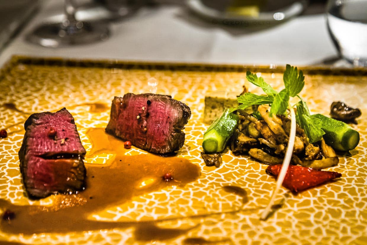 Ein saftig-zartes Wagyu-Stück vom Küchenchef Yutaka Yoshizawa persönlich angerichtet / © Foto: Georg Berg