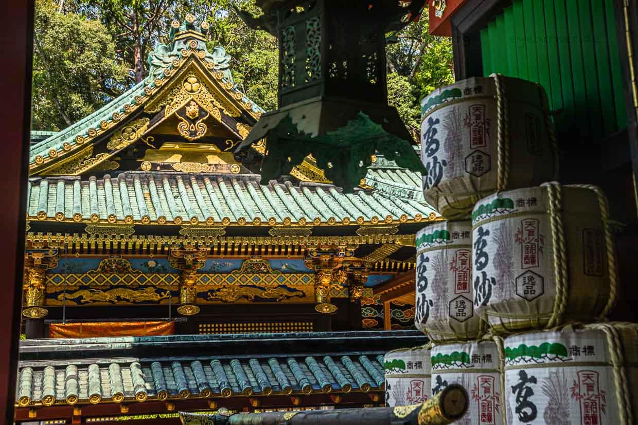 Der Toshogu Schrein samt seiner Nebengebäude sind prächtig verziert und mit japanischem Lack dekoriert. Vor dem Eingang des Hauptgebäudes stehen gestapelte und sehr dekorative Sake-Fässer. Sie sind eine Opfergabe für Tokugawa Ieyasu / © Foto: Georg Berg