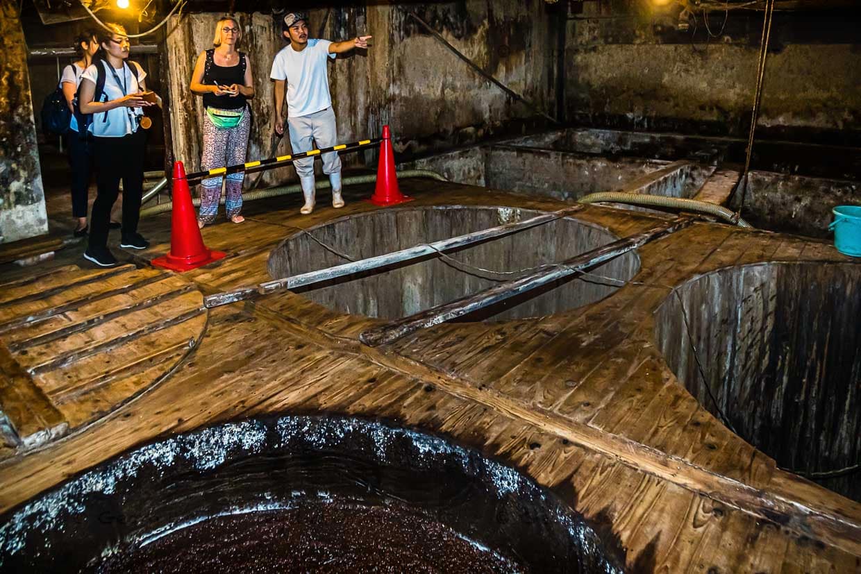 In riesigen Fässern aus Zedernholz fermentiert Moromi, eine zähflüssige Masse aus gekochten Sojabohnen und geröstetem Weizen zusammen mit Wasser und dem „tanekoji“, einem Pilz, der zuvor 3 Tage lang auf den gedämpften Sojabohnen gesprossen ist / © Foto: Georg Berg