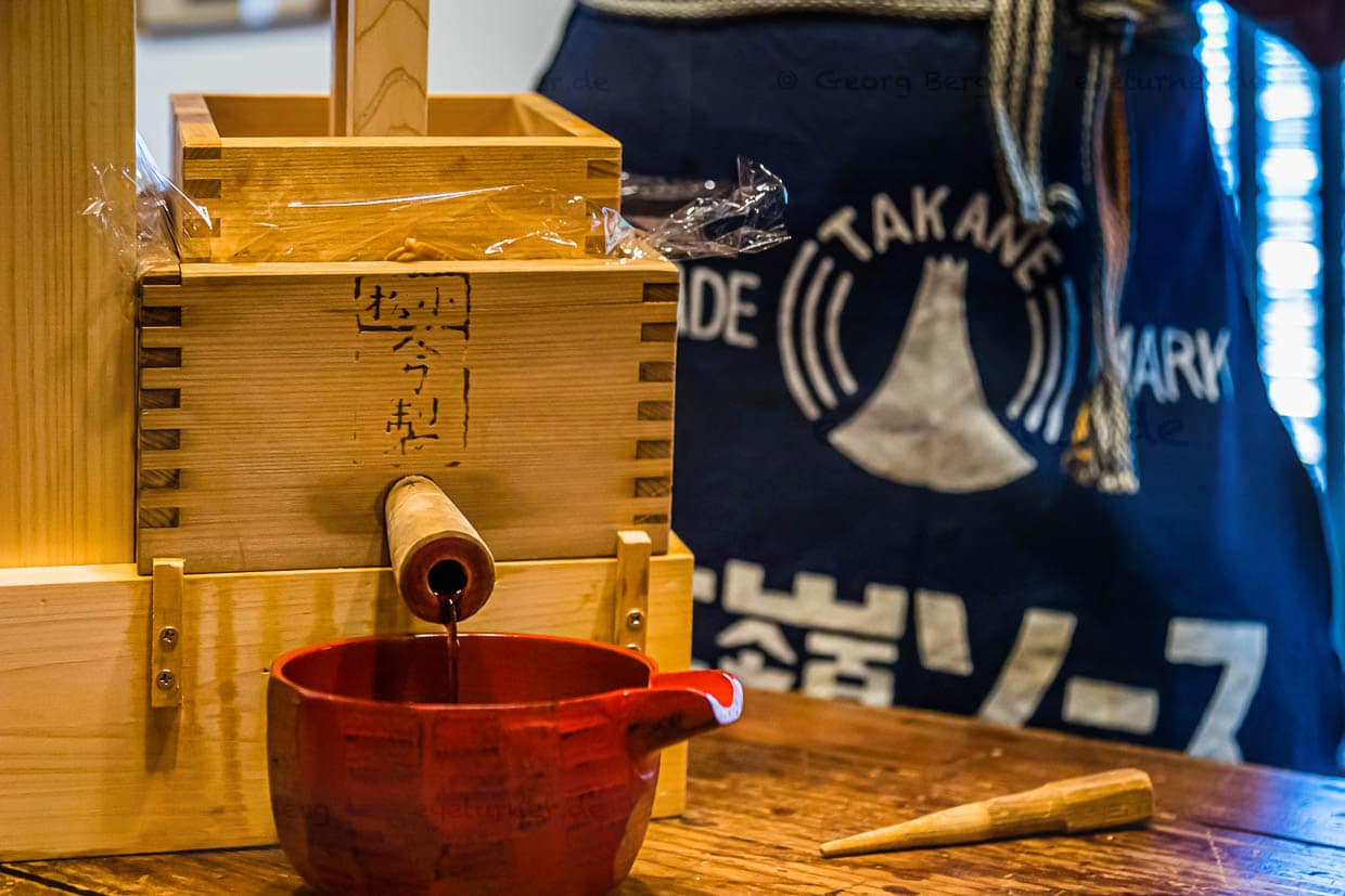 Es läuft! Holzstopfen raus und Sojasauce marsch! Die Sauce, die hier fließt, dürfen die Workshop-Teilnehmer mit nach Hause nehmen / © Foto: Georg Berg