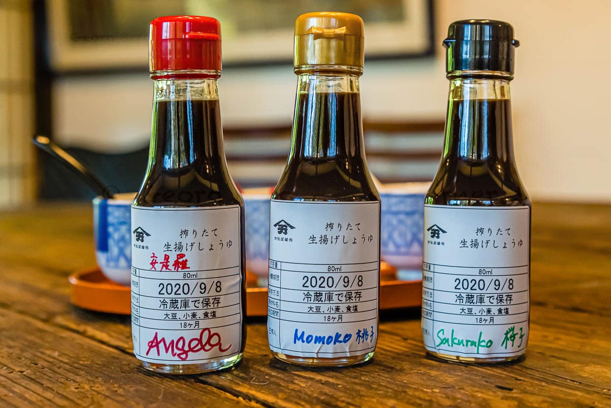 Rund 570 Tage dauert es, bis aus der Sojabohne und dem gerösteten Weizen eine fertige Sojasauce wird. Am Ende des Workshops stehen 100 ml selbstgepresste Soja-Glück im Glas vor Einem - es gibt kein besseres Souvenir einer Japan-Reise / © Foto: Georg Berg