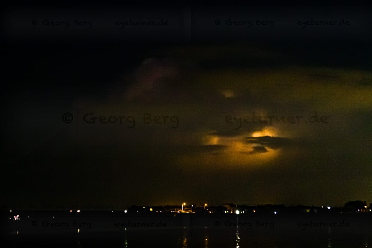 Lichtspiele am Himmel. In der Ferne zieht ein gewaltiges Gewitter auf und sorgt für ein Parallel-Spektakel. Eigentlich soll man sich beim Speerfischen auf den Gewässergrund konzentrieren, aber die Lichtblitze am Himmel ziehen den Blick immer wieder auf sich / © Foto: Georg Berg