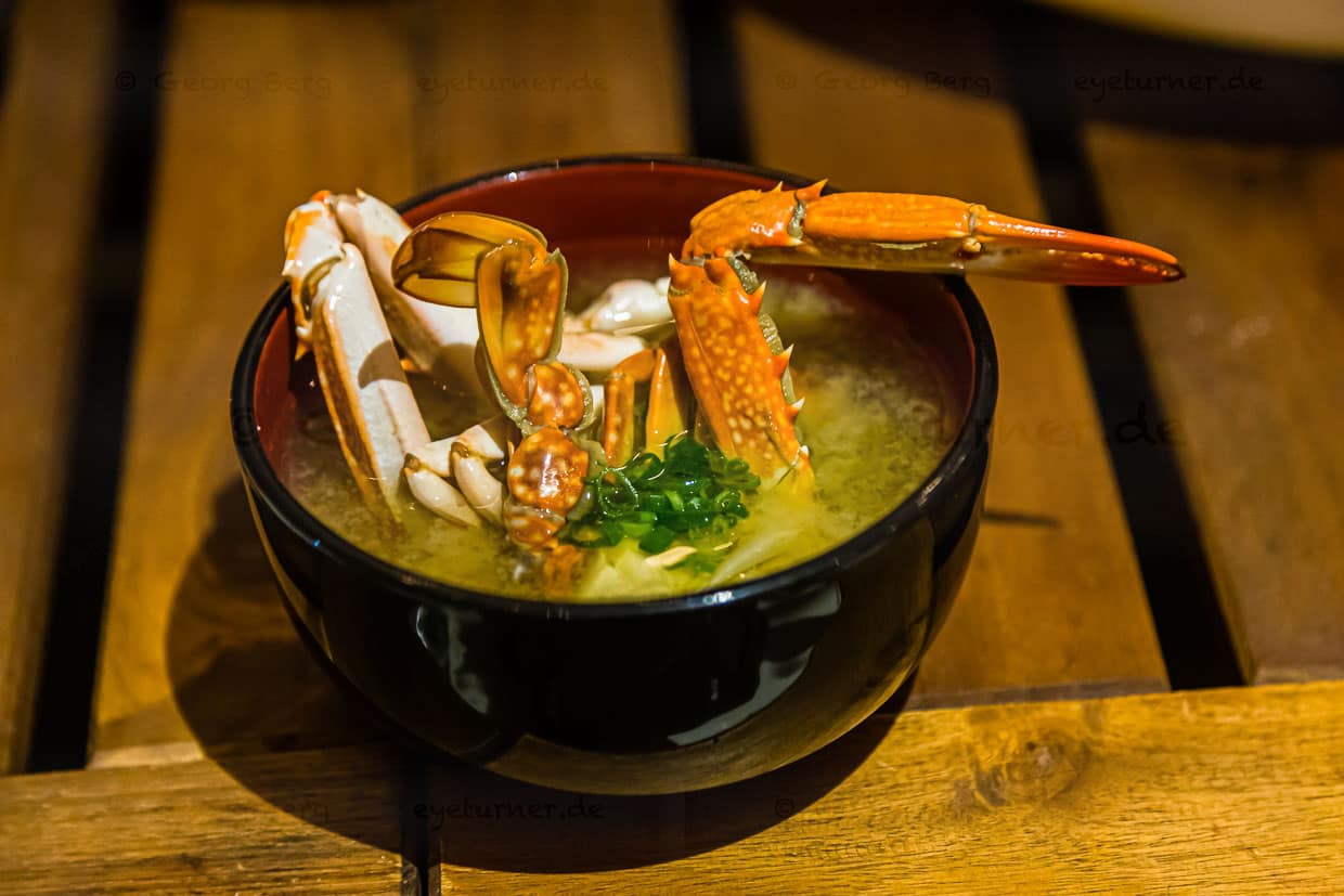 Miso-Suppe mit frischer Einlage. Der selbst gefischte Krebs wird zu einem sehr nachhaltigen kulinarischen Erlebnis / © Foto: Georg Berg