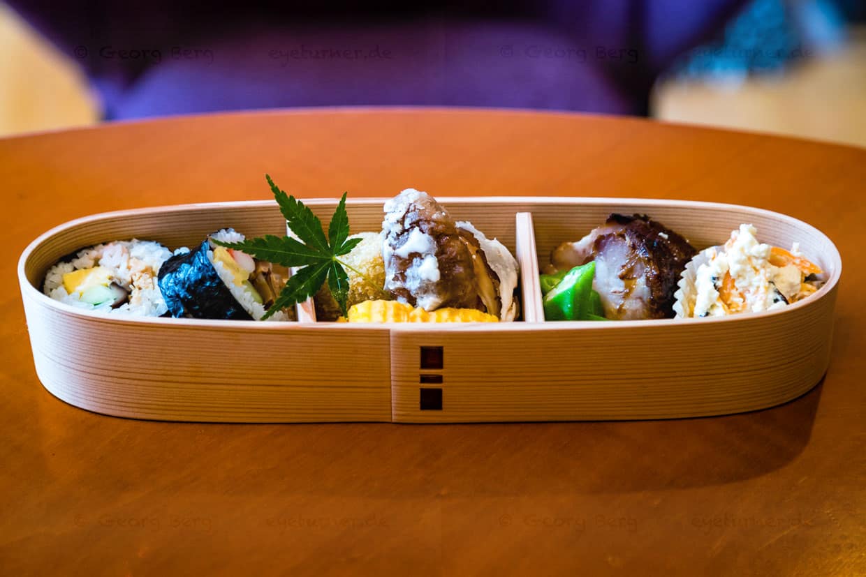 Von schöner Schlichtheit. Privat benutzen Japaner schöne Holzkästchen für ihre Bentos / © Foto: Georg Berg