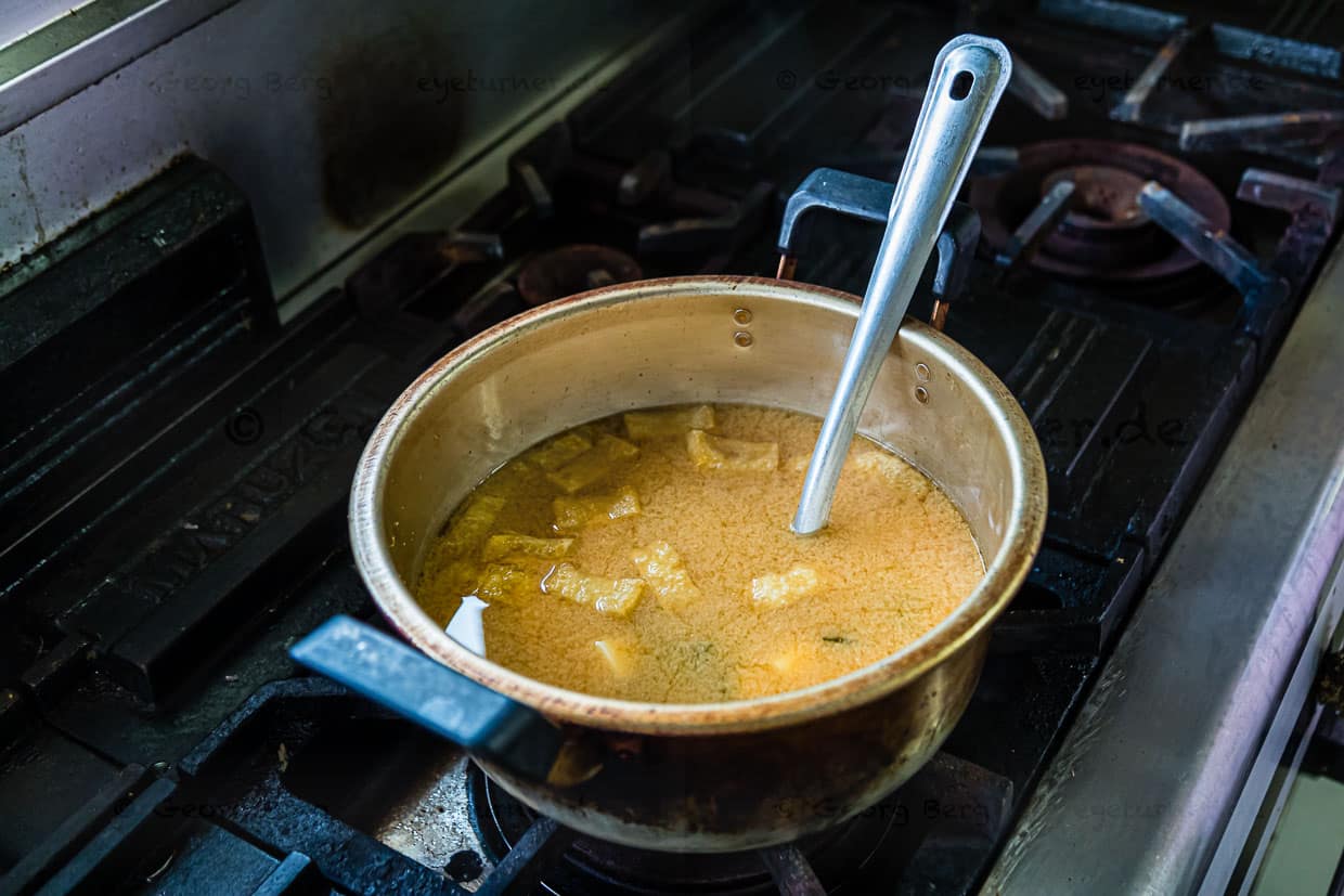 Misosuppe nie aufkochen, denn das würde den wohltuenden Bakterien zusetzen. Kurz vor dem Servieren aber nochmals umrühren / © Foto: Georg Berg