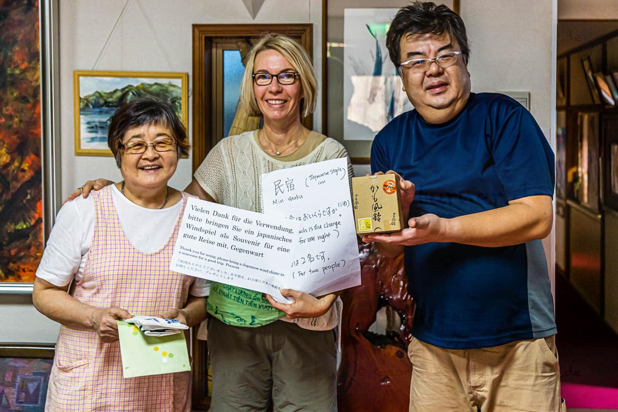 Mittels einer auf japanisch hingeschriebenen Frage nach einem freien Zimmer begann unser mehrtägiger Aufenthalt im Ryokan Izu Makiba. Denn auch auf englisch war eine Verständigung unmöglich. Bei der Abreise überreichte uns Hiroto mit einem Augenzwinkern ein schriftliches Gegenstück und einen Glücksbringer / © Foto: Georg Berg