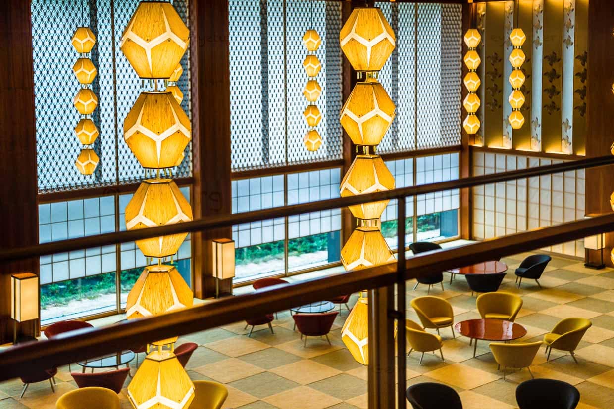 Der legendäre Wartebereich der Lobby. Das Herzstück ist eine fast perfekte Replik des Originals. Dem Vernehmen nach hätten Gäste beim ersten Anblick der Lobby geweint. So sehr erinnert die Neuauflage an das Original von 1962 / © Foto: Georg Berg