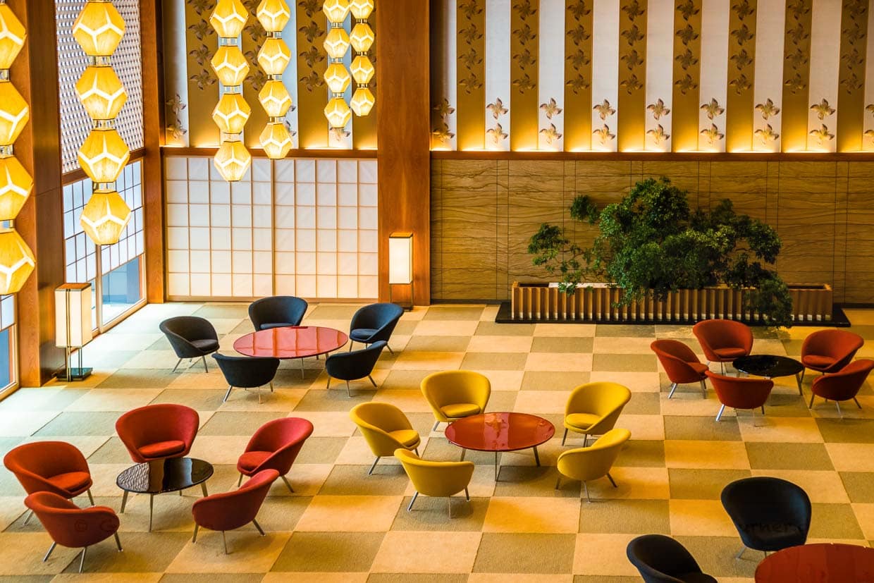 Die Sitzgruppen sind in der Form von Pflaumenblüten arrangiert. Die Möbel sind zwar Repliken, aber die Anordnung rund um die Lacktischchen und auf dem Schachbrettmuster des Teppichs entspricht dem Designentwurf von 1962. Aus Prinzip wird den Gästen auch heute noch in diesem Bereich nichts serviert / © Foto: Georg Berg