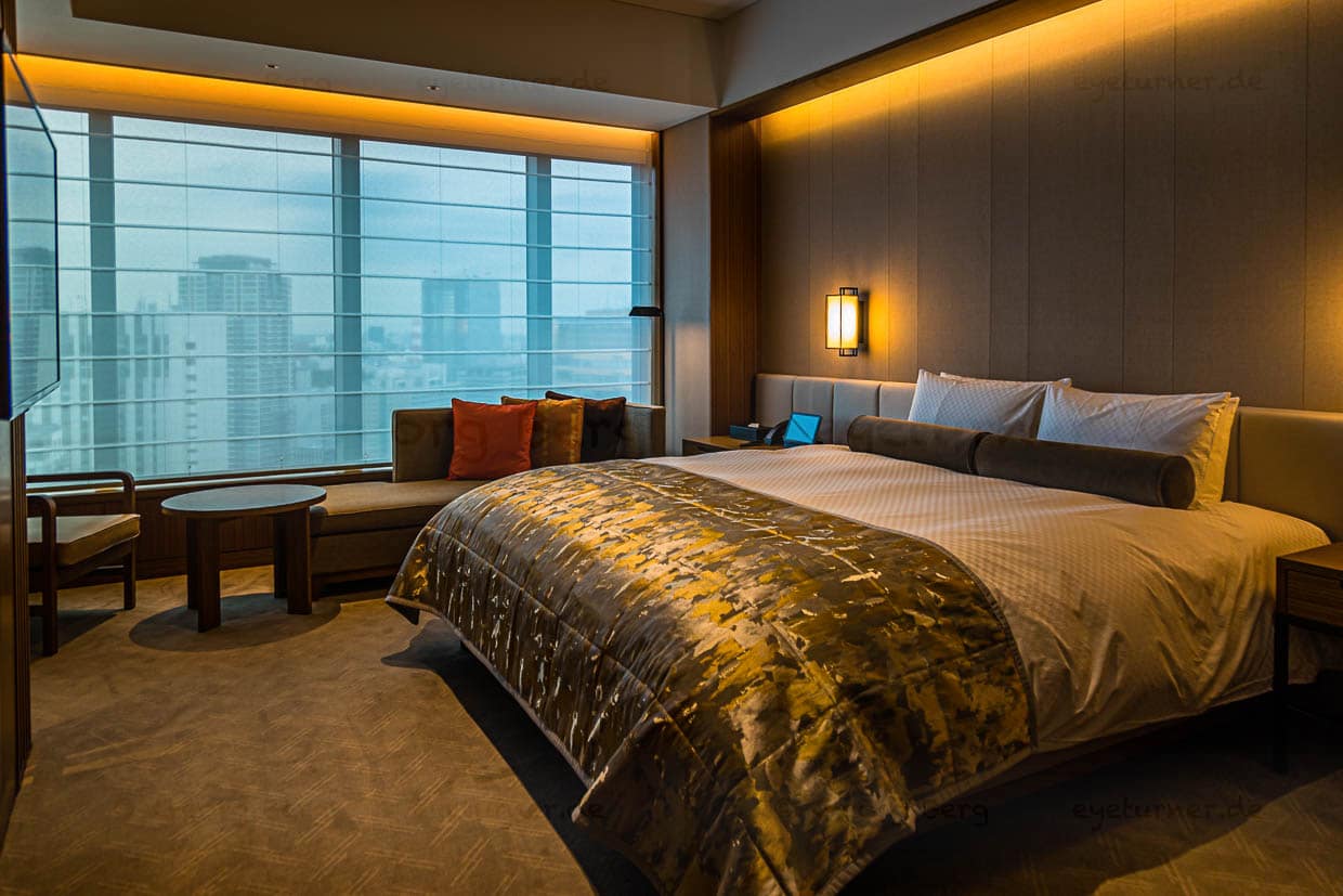 Zimmer mit Aussicht. Im Stil traditioneller japanischer Wohnräume. Luftig und leicht. Die Fensterfront zieht sich über die komplette Länge des Wohnraums / © Foto: Georg Berg