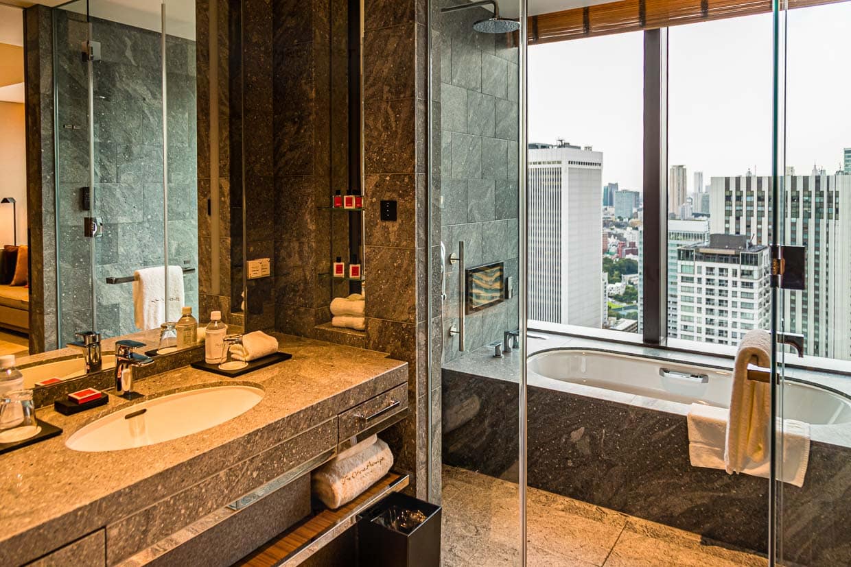 Bad in der Menge - Badezimmer mit Blick auf die Mega-City Tokio / © Foto: Georg Berg