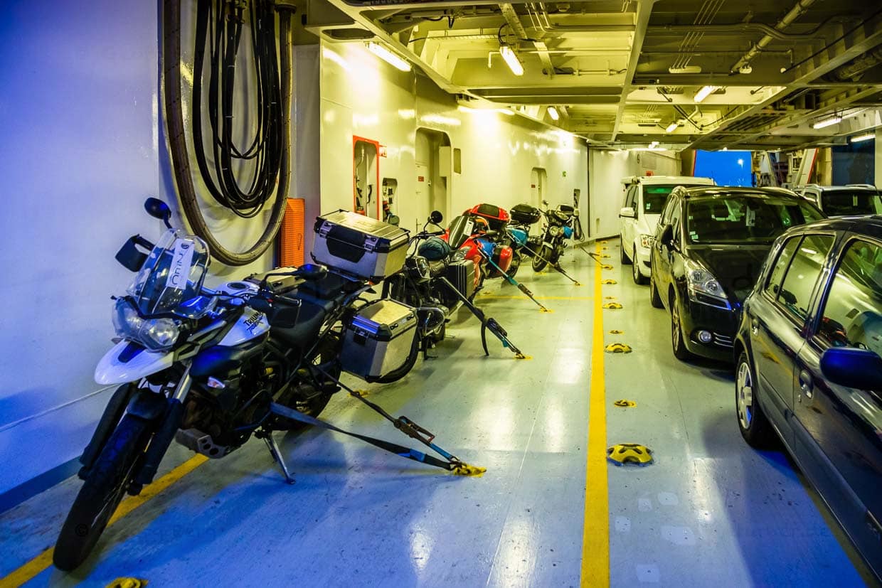 Unter Deck der Pont Aven ist Platz für 650 Pkws und Motorräder oder 77 hohe Lkws / © Foto: Georg Berg
