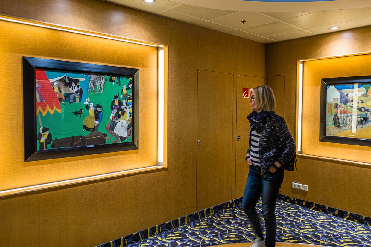Kunst, wo man geht und steht. Angela Berg staunt: Nicht nur in den Kabinen hängen echte Kunstwerke / © Foto: Georg Berg