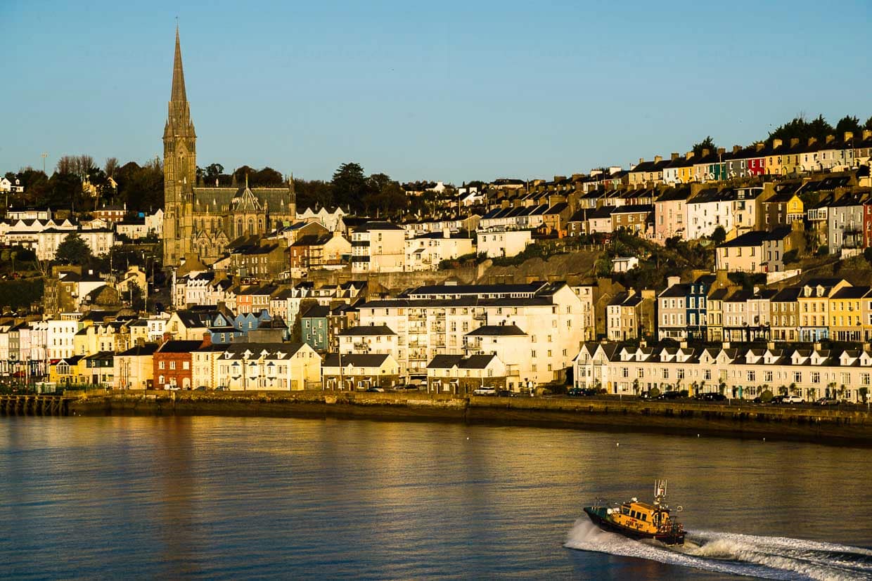 Das Boot des Lotsen begleitet die Fähre in der Bucht von Cork / © Foto: Georg Berg